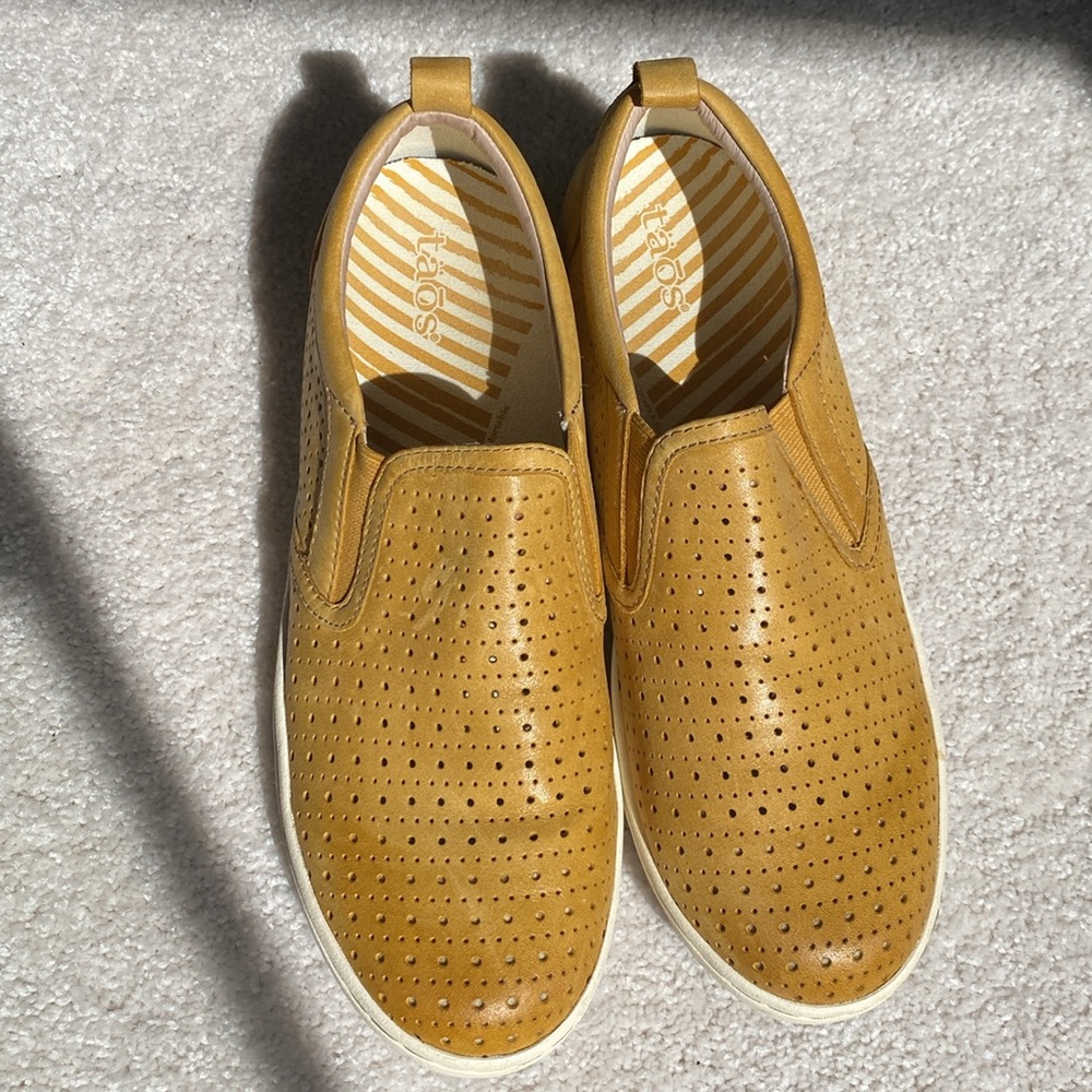 Taos Court Perforated Mustard Yellow Slip-On Leather Shoes size 9-1/5 9.5 EUC 🤩